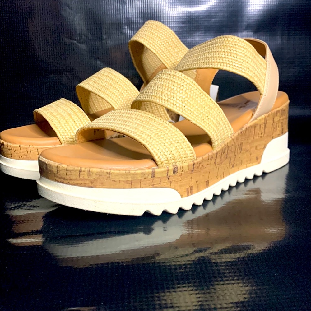 Universal Thread Natural Tan Wedges. Women Size 7 1/2, brand new w/tag.